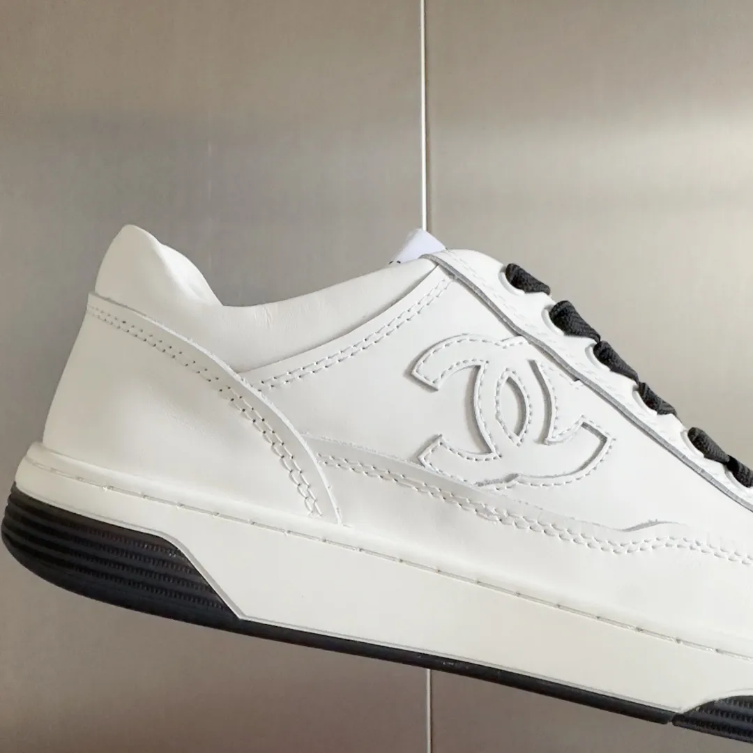 👟👟Ex-factory price 660👟👟 Chanel Chanel 24👟👟Ex-factory price Xiaoxiang Panda color casual sports shoes skateboard shoes original purchase and development production Xiaoxiang C home Another super popular item in the counter, loved by Internet celebrity bloggers and sisters, various praises on social platforms, super popular, high quality, breathable and super spring and summer. Seeing this issue always arouses girls' inner desire for fashion. The latest suede material, classic black and white color, full of fashionable footwear, easy to care for, exquisite packaging at the delivery counter🛍📦 ▪️Fabrics: Original custom imported first-layer cowhide ▪️Inner: Customized soft sheepskin lining ▪️Sole: Original molded T👟👟Factory price U color matching outsole ▪️Sole thickness: 2.5CM ▪️Size: Women's 35-39 (customized for 40